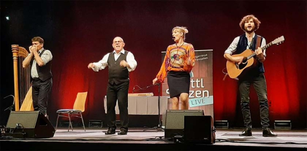Sie stehen seit 30 Jahren als Couplet AG auf der Bühne: Bernhard Gruber (v.l.), Jürgen Kirner, Bianca Bachmann und Bernhard Filser.