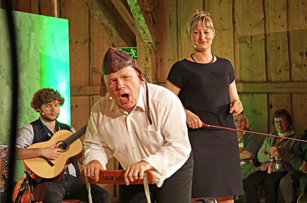 Mit ihrem Titel „Geh peitsch’mi!“ traf die „Couplet AG“ rund um Bianca Bachmann und Jürgen Kirner (vorne, l.) mit der musikalischen Unterstützung von Bernhard Gruber und Berni Filser genau ins humorvolle Schwarze beim Publikum.